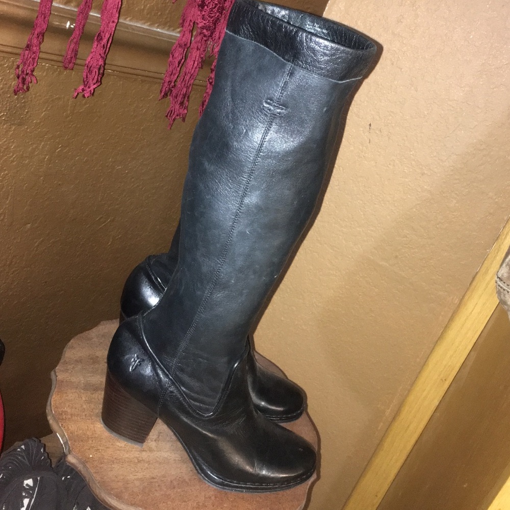 Beautiful black leather Frye  boots